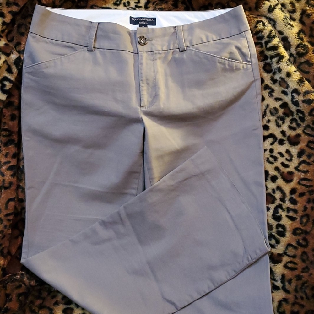 Banana Republic khaki pants in EUC, size 12